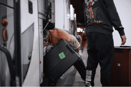 （帕雅泰3工作人员帮患者搬行李）